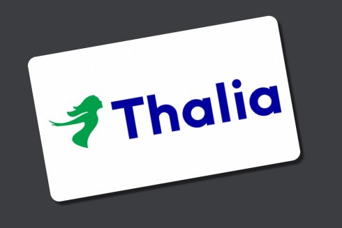 Eine rechteckige Karte mit dem Wort Thalia in blauer Schrift und einer grünen Silhouette einer Frau mit wallendem Haar auf weißem Hintergrund.