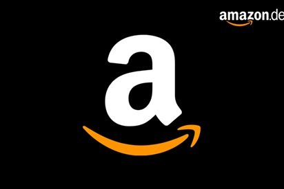 Großes weißes Kleinbuchstaben-A über einem orangefarbenen gebogenen Pfeil auf schwarzem Hintergrund, mit amazon.de-Logo in der oberen rechten Ecke.